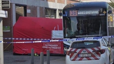 Un muerto y dos heridos tras ser apuñalados por un hombre en un autobús en Amberes: el agresor ha sido arrestado