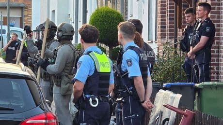 Spezialeinsatzkommando: Mann verschanzt sich mit Messern in Wohnung - SEK-Einsatz