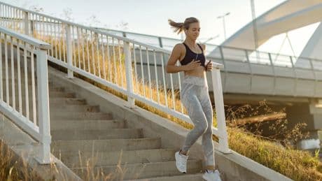 Este es el mejor ejercicio de piernas que pueden hacer las mujeres de más de 50 años