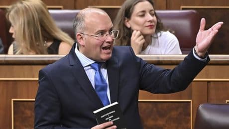 Bronca en el pleno al pedir el PP votar el adelanto de la comparecencia de Sánchez