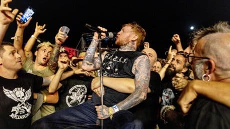 Voz fresca y poca anarquía en el regreso de Sex Pistols a Barcelona