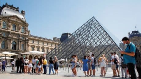 Suppression de deux jours fériés : les politiques hurlent au scandale, les professionnels s'en accommodent