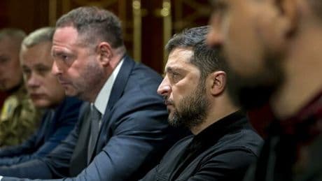 Zelensky firma legge che elimina autonomia alle agenzie anticorruzione, cosa prevede (e perché gli ucraini sono infuriati): «Colpo alla democrazia»