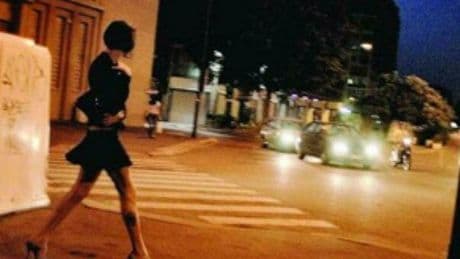 Prostituzione, proposta di Forza Italia: «Basta escort in strada. Riapriamo le case chiuse»