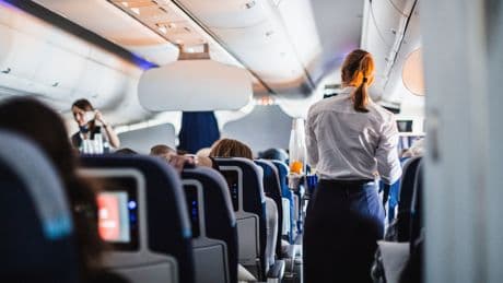 En avion, ces objets que vous pouvez demander gratuitement si vous voyagez en classe économique