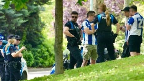 Encontronazo entre hinchas: decenas de identificados, botellazos y una cristalera rota