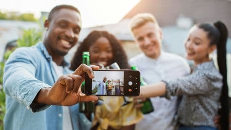 Publier des photos de nos proches sans leur consentement, c'est risqué