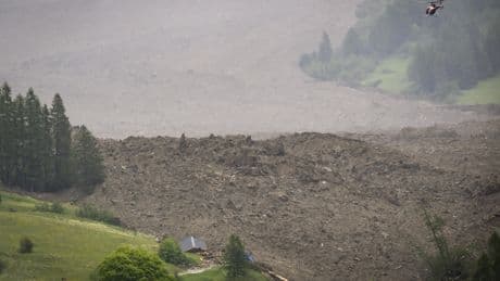 Una avalancha causada por el colapso de un glaciar alpino sepulta un pueblo en Suiza