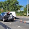 Baby zwaargewond nadat vrachtwagen inrijdt op auto aan rood licht in Geel