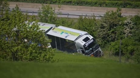 Ersthelfer und Fahrer verletzt  - Säure-Transport verunglückt auf A4
