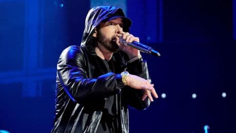 « J’ai dû réapprendre à rapper » : Eminem évoque son addiction aux médicaments dans un film documentaire