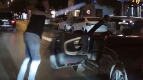 Trafikte döner bıçaklı saldırı! O anlar kamerada