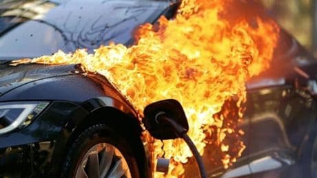 Agua para apagar incendios: desmitificando el coche eléctrico
