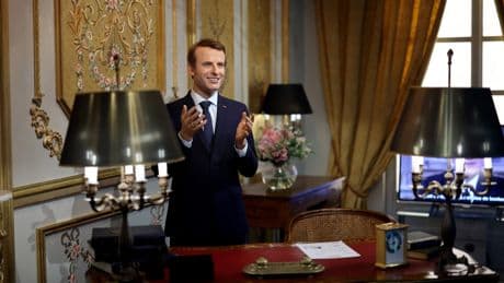 Paris : la statue d’Emmanuel Macron volée au musée Grévin et déposée devant l’ambassade de Russie