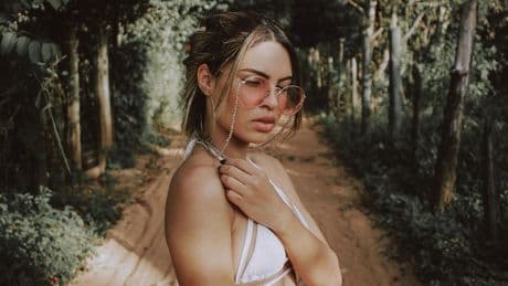 Brillenkette: Dieses Sommer-Accessoire ist zurück – und passt zu jedem Outfit