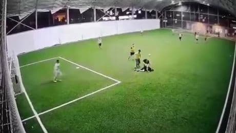 Adana'da halı sahada aniden fenalaşan adam öldü