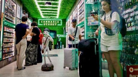 Las tiendas marihuaneras de Barcelona se rehacen con los últimos porros semisintéticos
