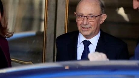 El juez no ve delito en que Montoro accediera a información confidencial sobre sus rivales