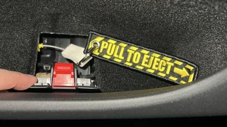 Los propietarios de coches Tesla tienen miedo de quedar atrapados: este 'invento' puede evitarlo