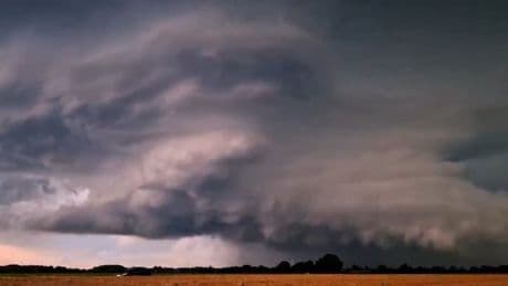 Grêlons, pluie, éclairs... Les impressionnantes images des violents orages en Normandie