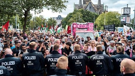 Mehrere Beamte in Berlin verletzt - Angriffe auf Polizisten bei Israel-Hasser-Demo