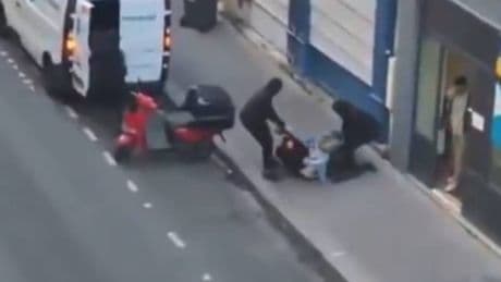 Intentan secuestrar a la hija de un CEO de criptomonedas en pleno día en el centro de París y delante de su nieto de dos años