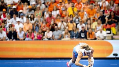 Met strafcornerkanon Yibbi Jansen wordt Nederland Europees kampioen: ‘Yibbi kan ze met heel veel schijn nemen’