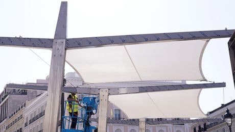 Como la Puerta del Sol es un desierto de árboles, Madrid ha tenido una idea para este verano: poner toldos