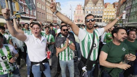 Dos aviones, tres trenes y horas de esperas en las escalas para llegar desde Sevilla a Breslavia: las locuras de los béticos para llenar a la final de la Conference