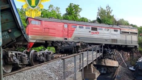 Un puente se derrumba sobre un tren de pasajeros en Rusia: siete muertos y decenas de heridos