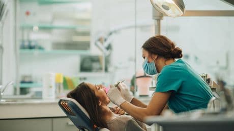 La advertencia de los ortodoncistas sobre la mala mordida: dolor de espalda y digestiones pesadas