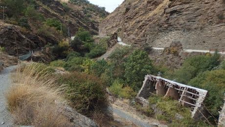 La ruta de senderismo en Andalucía que recorre un camino del siglo XIX entre imponentes montañas repletas de minas