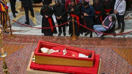 A Rome, près de 50 000 fidèles se recueillent devant le cercueil du pape François