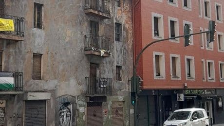 «Comparto patio con el edificio, que cualquier día se cae. Es terrorífico»