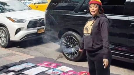 Cardi B şov yaptı… Yeni albümünü metroda sattı