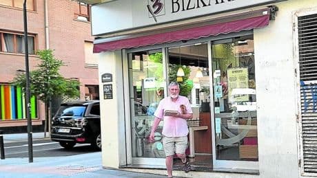 Clientes lamentan el cierre de Panaderías Bizkarra: «Llevo viniendo desde hace más de 30 años y la verdad es que da mucha pena»