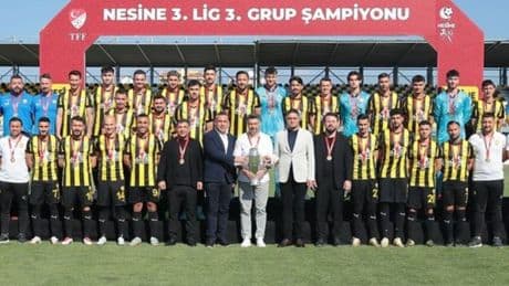 Yenilgisiz şampiyon Aliağa FK, kupayı kaldırdı!