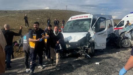Sivas'ta kamu emekçilerini taşıyan minibüs kaza yaptı: 2 kişi öldü, 16 kişi yaralandı