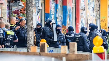 700 Beamte im Einsatz – Polizei durchsucht teilbesetztes Haus in Rigaer Straße