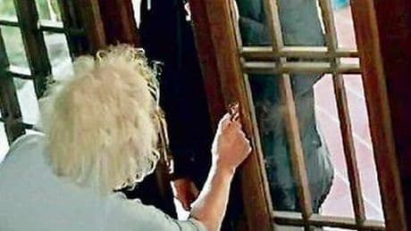 Truffa da un milione di euro a un'anziana, finti carabinieri svuotano il caveau nella sua cosa dove teneva i gioielli