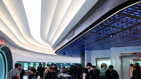 Inaugurato da Musk il primo Tesla diner, ristorante futuristico  con film e ricarica auto