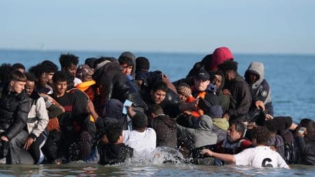 Channel crisis ‘deteriorating’, No 10 admits as French use tear gas on migrants