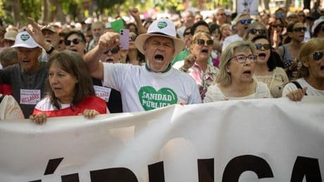 Miles de personas vuelven a manifestarse en las calles de Madrid por la Sanidad pública: "Es un derecho de todos"