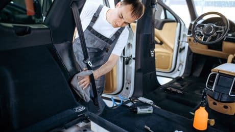 Oktoberfest-Gast erbricht im Taxi: Wer muss die Reinigung zahlen?