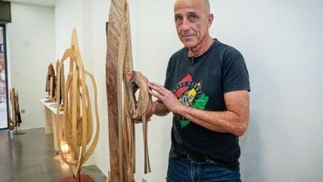 Marcos, el carpintero que ha abierto una tienda efímera en Bilbao con sus exitosas esculturas de madera