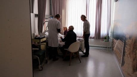 Fin de vie: comment les médecins belges accompagnent des Français dans leurs demandes d'euthanasie