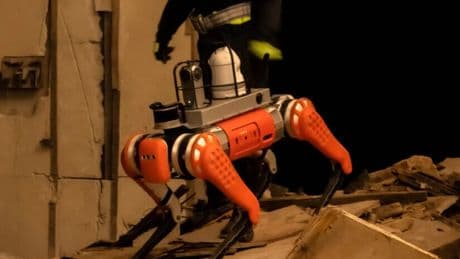 Así es el perro robot chino que lanza 40 litros de agua por segundo y quiere sustituir a los bomberos