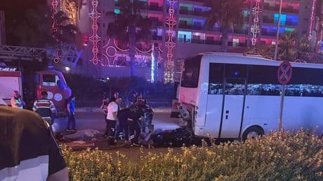 Antalya'da feci kaza: Park halindeki midibüse çarpan motosikletteki 2 kişi öldü