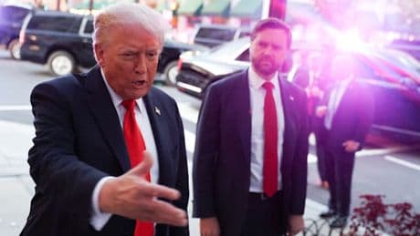 Trump wird bei Restaurant-Besuch von Demonstranten als „Hitler unserer Zeit“ beschimpft