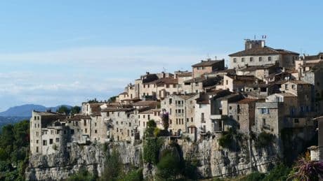 Parece Cuenca y está en Francia: el pueblo medieval cerca de Niza con casas colgadas en la montaña